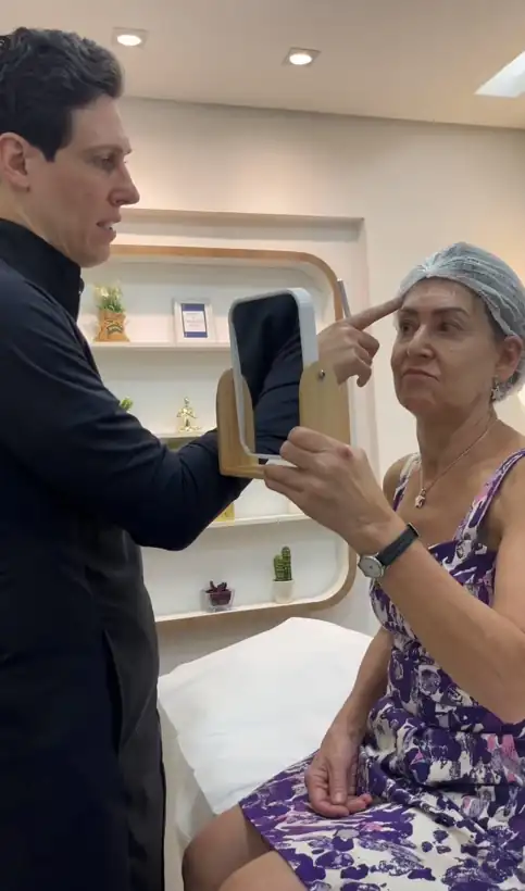 Dr. Sidney Ruggero mostrando à paciente no espelho as áreas de aplicação de toxina botulínica, na Bonapele