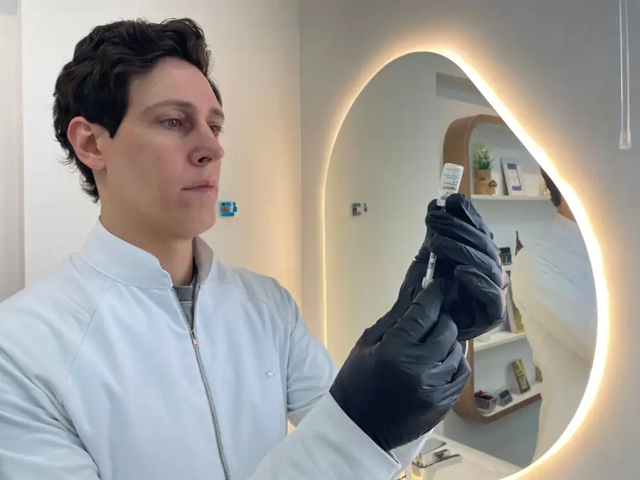 Dr. Sidney Ruggero, biomédico esteta, com frasco de Dysport® na Bonapele, Vila Clementino
