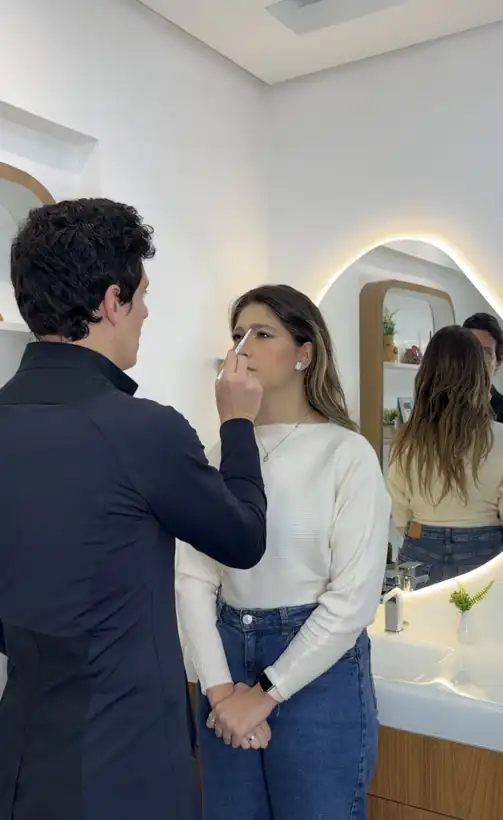 Marcação dos pontos de aplicação de toxina botulínica pelo Dr. Sidney Ruggero na Bonapele, Vila Clementino