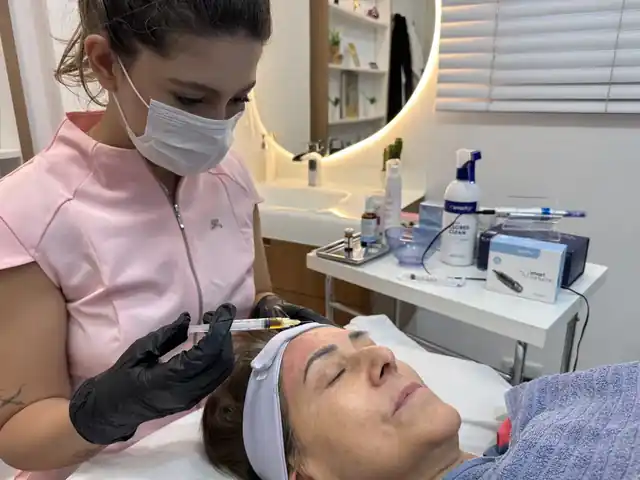 Aplicação de ativos durante o microagulhamento facial, técnica de drug delivery, na Bonapele