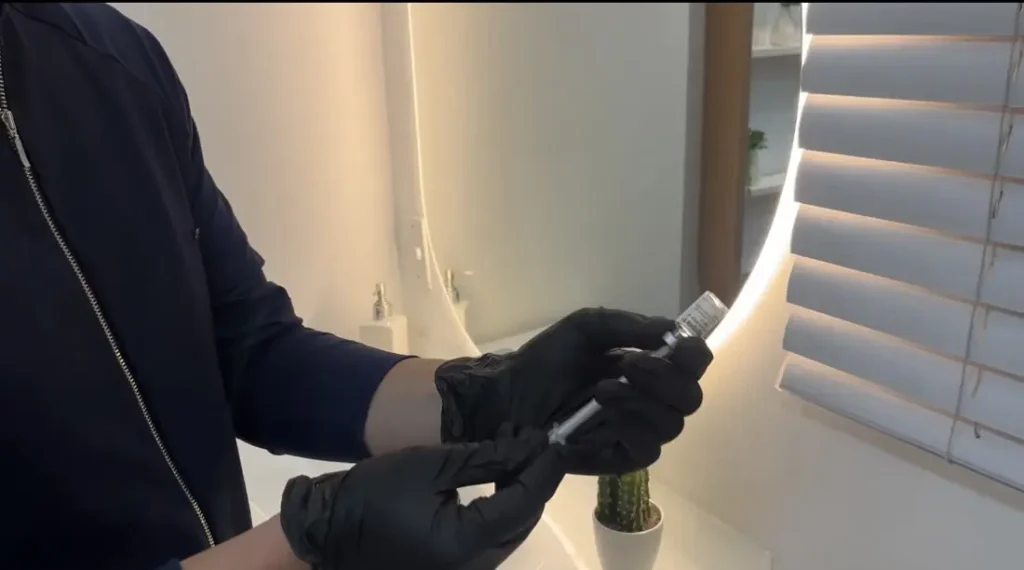 Dr. Sidney Ruggero preparando a toxina botulínica na Bonapele, Vila Clementino